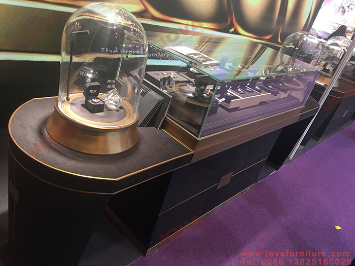 jewellery showcase counter