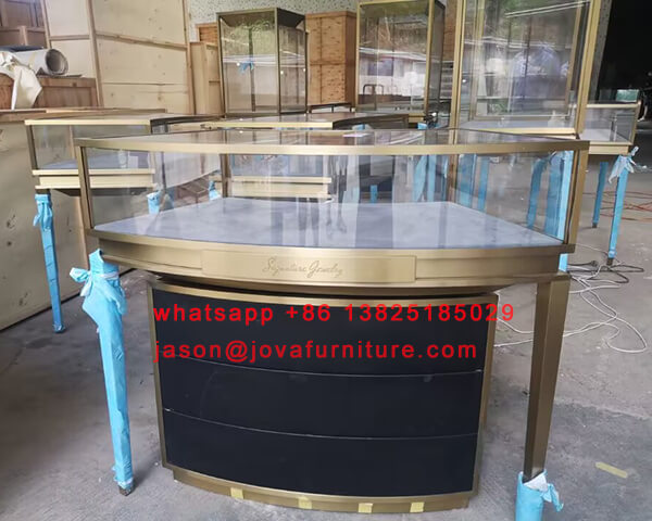 يعرض المجوهرات المنحنية مع تخزين خشبي