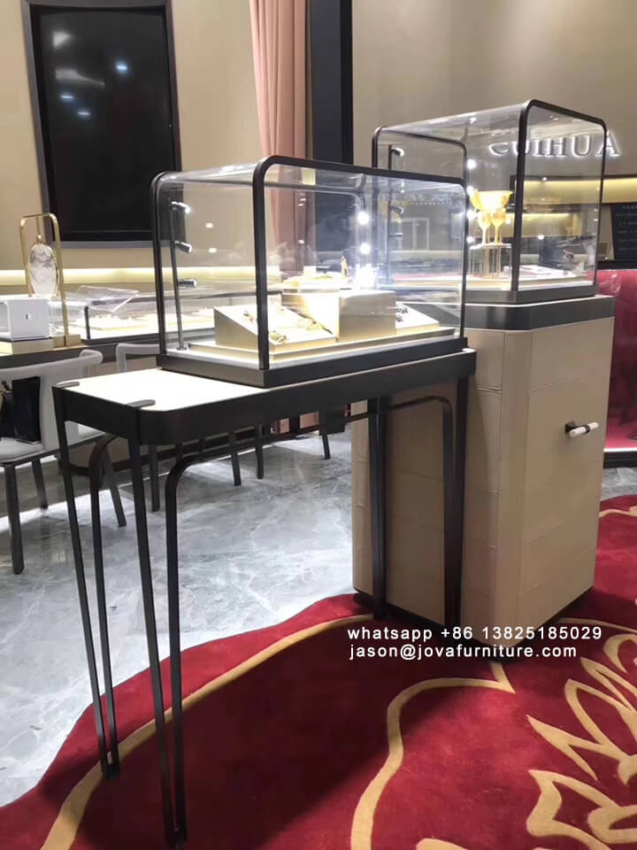 عرض المجوهرات تقف بالجملة