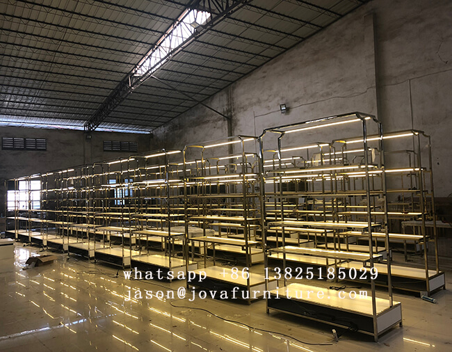 رفوف عرض المتجر