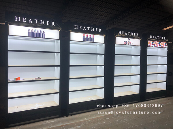 عرض مستحضرات التجميل مع الأضواء