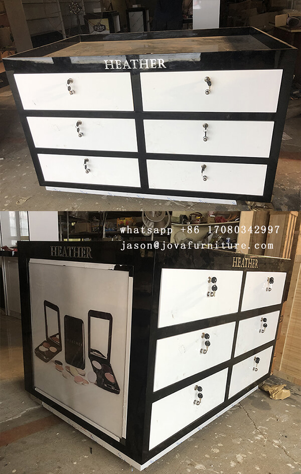 خزانة خشبية مع أدراج