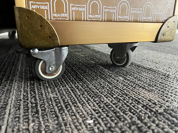 يتم عرض الحقائب بعجلات