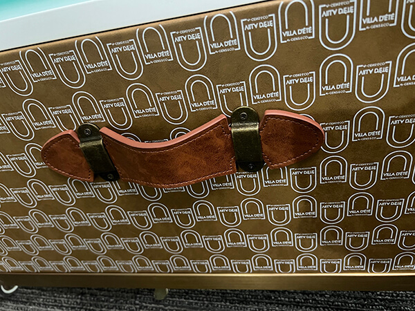 يعرض حقائب على شكل أمتعة